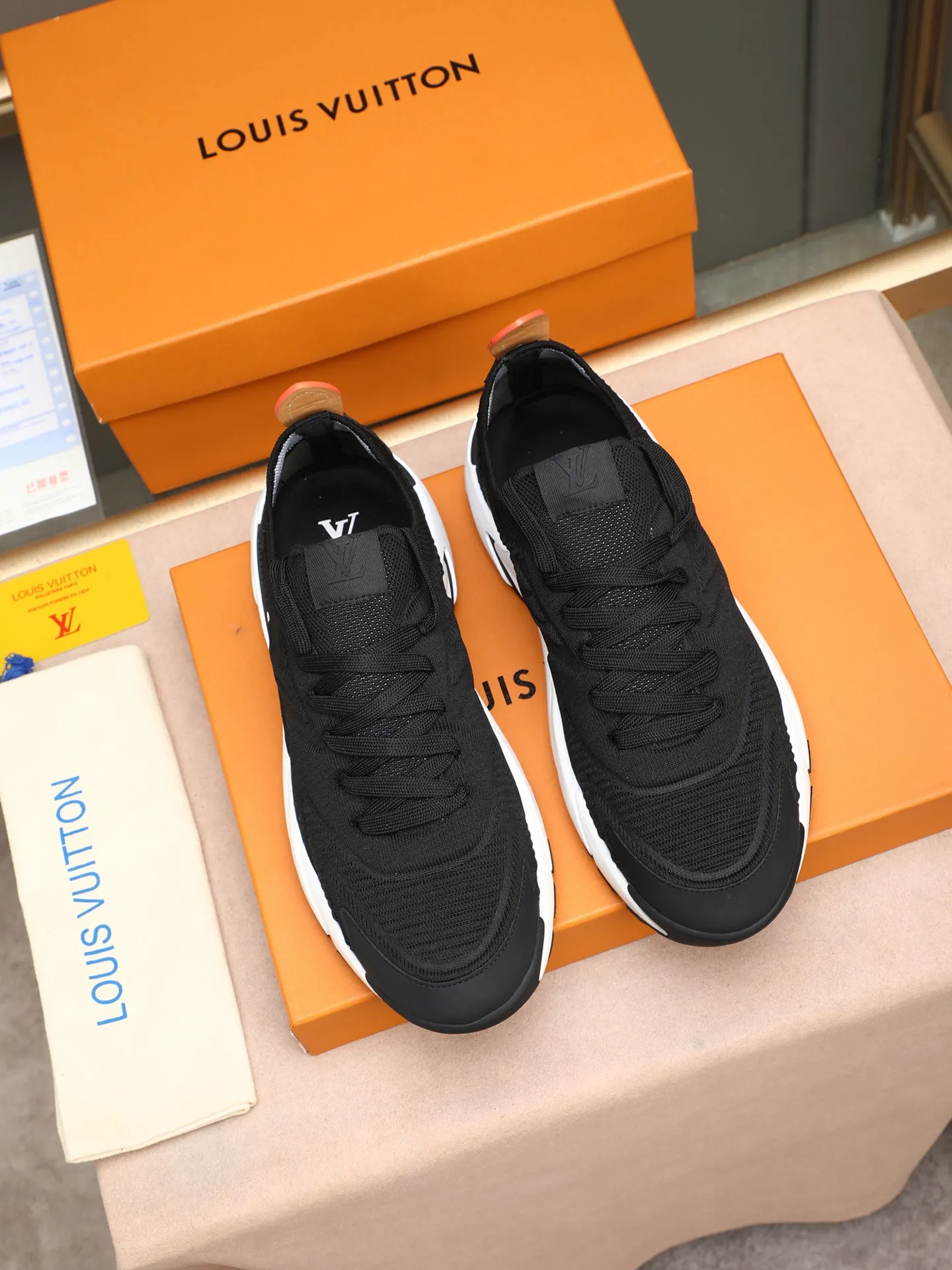 Men's Men's Shoes 💰580 LV Louis Vuitton L Jialu Brand Runner Tatic Series Thick Sole Casual Sports Shoes Running Shoes Original purchase, development and production This LV Runner Tatic sports shoe is blended with fly woven fabric material to interpret the inspiration of traditional mountaineering shoes. The LV letters are written on one side, the Louis Vuitton logo, and the light and wear-resistant rubber outsole completes the whole package. The delivery counter is exquisitely packaged🛍📦 ▪️Fabrics: Original imported custom fly-woven fabric ▪️Inner lining: Original custom-made breathable mesh ▪️Sole: Original open-molded anti-slip rubber combination material ▪️Sole thickness: 4CM ▪️Size: Men's 38-44 (45 custom-made)